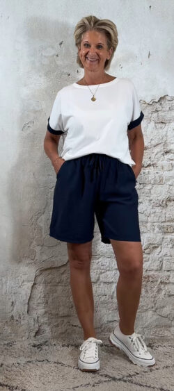 134213. Ava sporty short donkerblauw