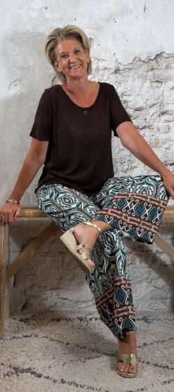 134402. Basic gebreid shirt len bruin