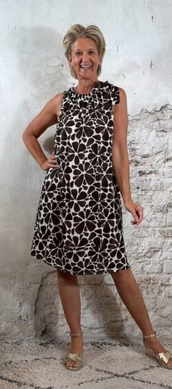 134211. Mouwloos jurkje ruffle bow bruin