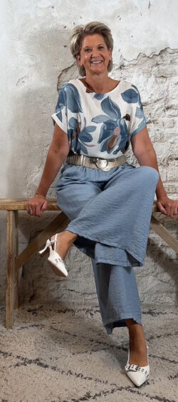 128549. Ava blouse-shirt bloem jeansblauw/oudroze/bruin (15 juli weer op voorraad, je kunt al bestellen)