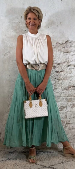 131614. Ailan semi traveltop mouwloos met strik off white
