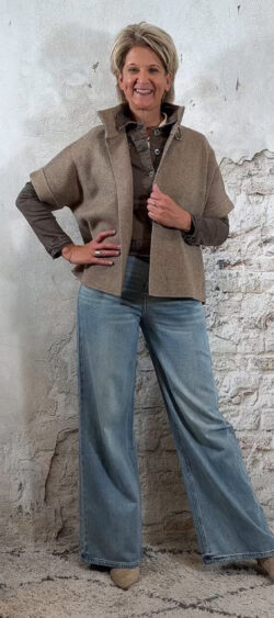 2-135663. Cape vest taupe