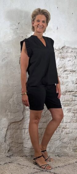 135656. Ava blouse met ruffle kapmouw zwart