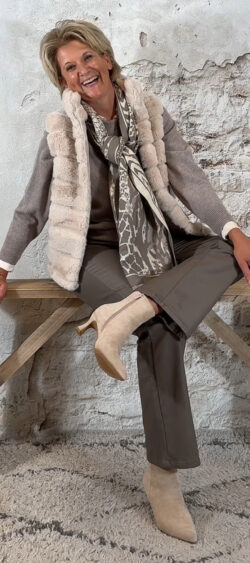 ✔️138605. Len fake fur fluffy bodywarmer beige
