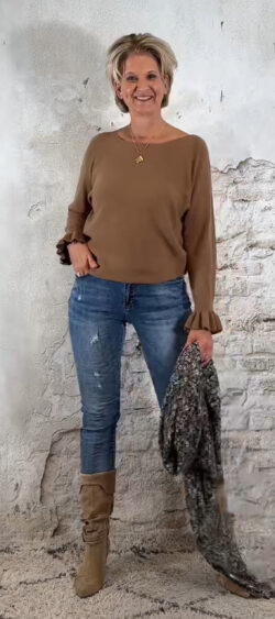 ✔️149017. Iris pullover ruffle Camel