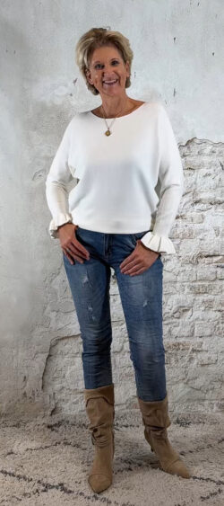 149011. Iris pullover ruffle wolwit (21 oktober weer op voorraad, je kunt al bestellen)