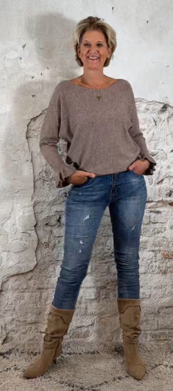 149016. Iris pullover ruffle taupe (28 oktober weer op voorraad, je kunt al bestellen)