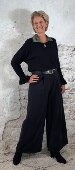 149014. Iris pullover ruffle zwart