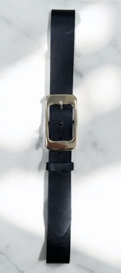 151418. broekriem zwart met gouden gesp