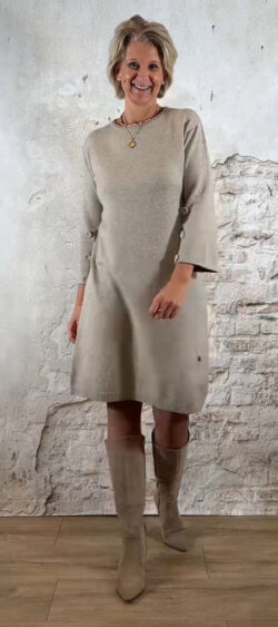 153910. Elza knit dress met knopen zand