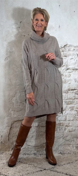 153001. Juul gebreide kabeljurk met wafelcol taupe