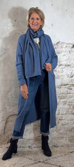 153371. Juul maxi vest met sjaal kabel jeansblauw