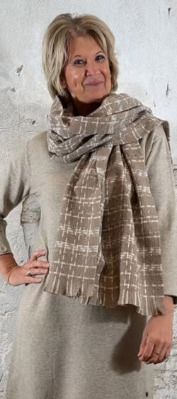 154062. Suus Wintersjaal taupe/wolwit met lurex