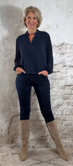 152948. Mara blouse met plissé mouw en elastische zoom donkerblauw