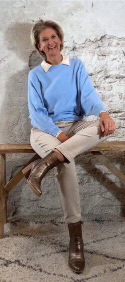 147879. Elza vlindertrui met pareltjes achter lichtblauw