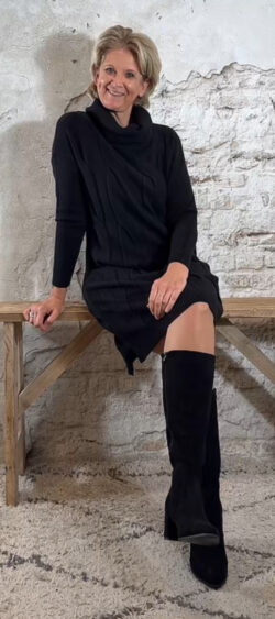 153000. LAATSTE! Juul gebreide kabeljurk met wafelcol zwart