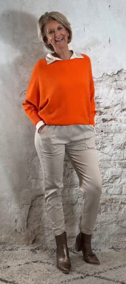 152218. Elza vlindertrui met pareltjes achter pumpkin