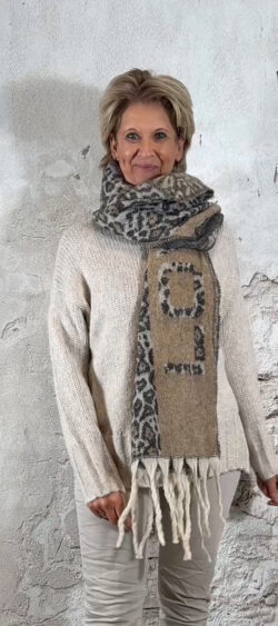 152020. Wintersjaal Lio Love grijs beige