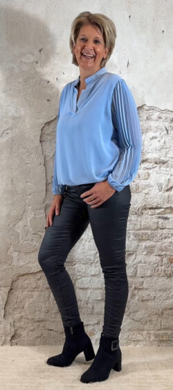 153973. Mara blouse met plissé mouw en elastische zoom lichtblauw
