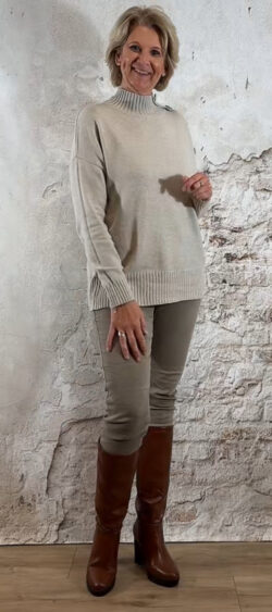 153991. Juul button pullover zand