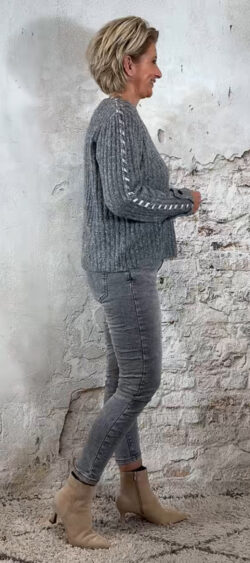 253017. Steffy ribbel pullover met lint grijs (11 november weer op voorraad, je kunt al bestellen)