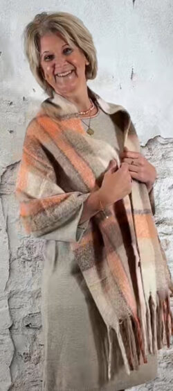 154056. Suus wintersjaal geruit bruin/oranje