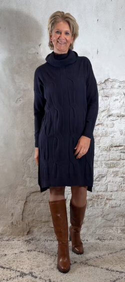 153011. Juul gebreide kabeljurk met wafelcol donkerblauw