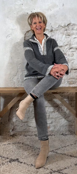 253027. Steffy pullover met rits col grijs (11 november weer op voorraad, je kunt al bestellen)