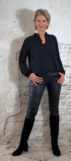 152949. Mara blouse met plissé mouw en elastische zoom zwart