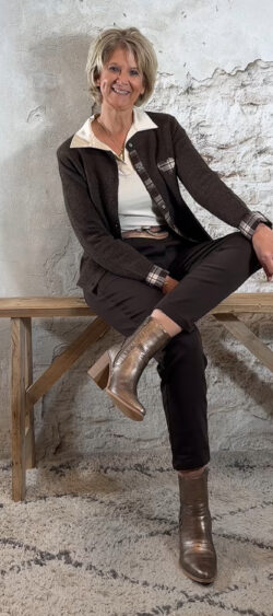 253031. Steffy vest highland heart bruin