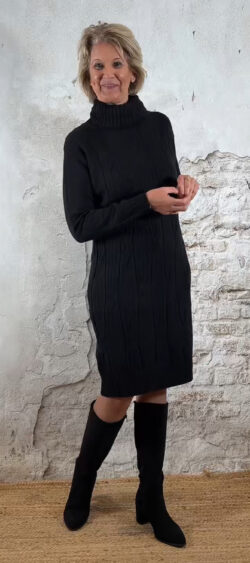153006. Juul gebreide kabeljurk met ribbelcol zwart