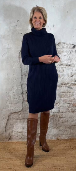 153008. Juul gebreide kabeljurk met ribbelcol donkerblauw
