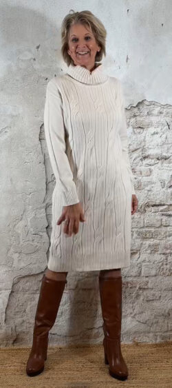 153009. Juul gebreide kabeljurk met ribbelcol buttermilk