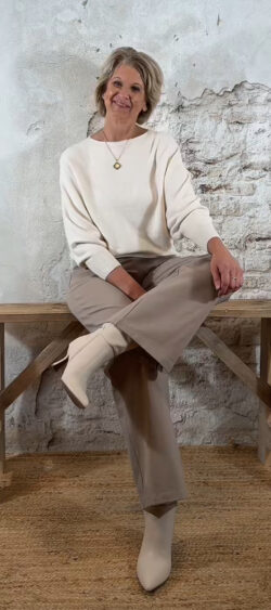 153980. Elza vlindertrui met pareltjes achter buttermilk