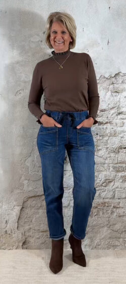 153037. Juul turtle truitje met ruffle bruin