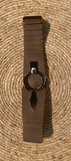 42698. Elastische riem taupe met zilveren gesp