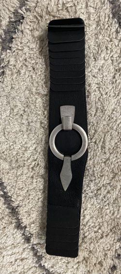 49869. Elastische riem zwart met matte zilveren gesp