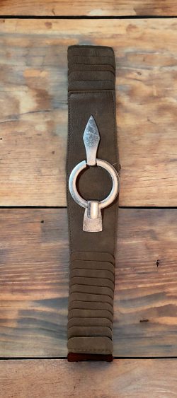 52096. Elastische riem taupe/bruin met mat zilveren gesp