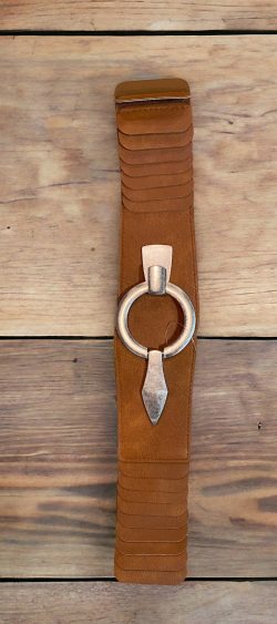 51990. Elastische riem cognac met mat zilveren gesp