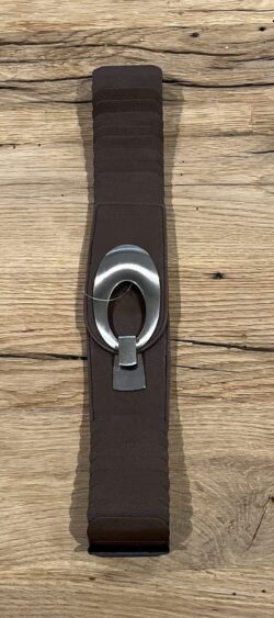 84761. Elastische riem donkerbruin met matte ovale gesp