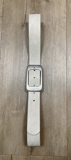 67523. Broekriem beige gesp 1