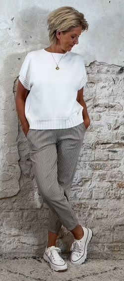 122982. Comfy momfit met streep taupe (23 juni weer op voorraad, je kunt al bestellen)