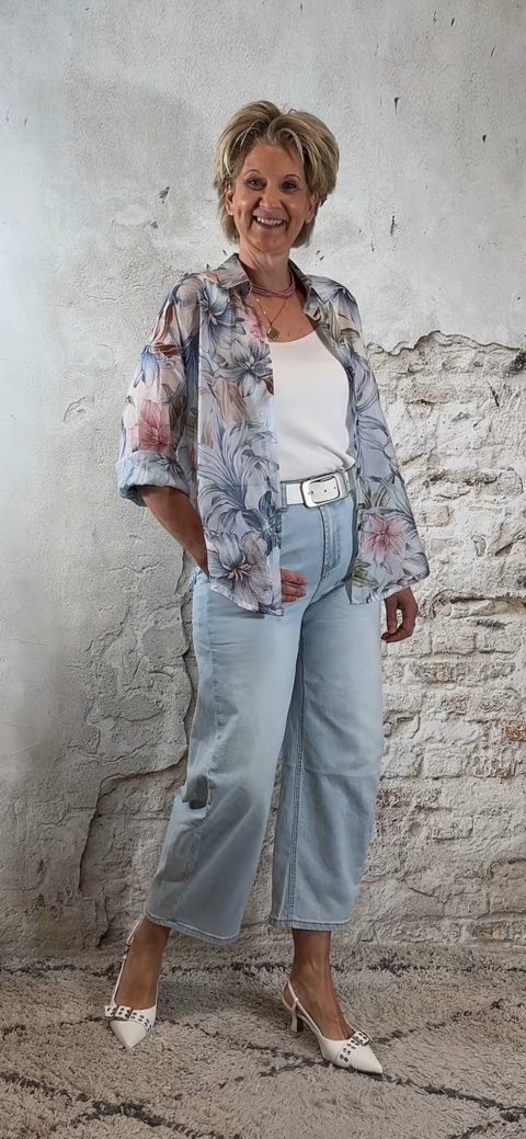 Bloemenblouse in blauw tinten op lichte denim, losvallend met opgerolde mouwen voor een casual uitstraling.