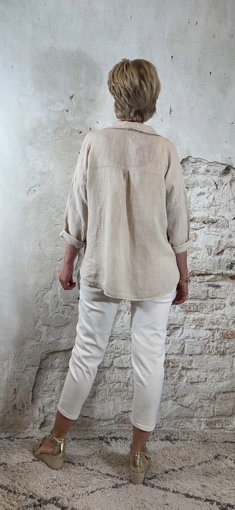 Achterkant linnen blouse zandkleur met opgerolde mouwen en langere achterkant – gedragen met ecru 3D-jean