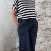 Donkerblauw streepshirt gecombineerd met wijde donkerblauwe broek linnen – voorjaarslook