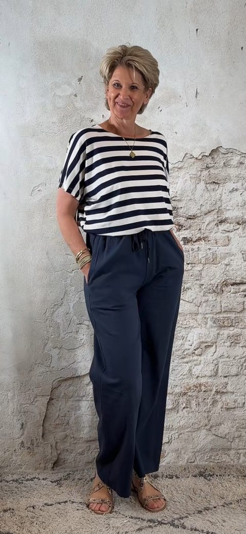 Donkerblauw streepshirt gecombineerd met wijde donkerblauwe broek linnen – voorjaarslook
