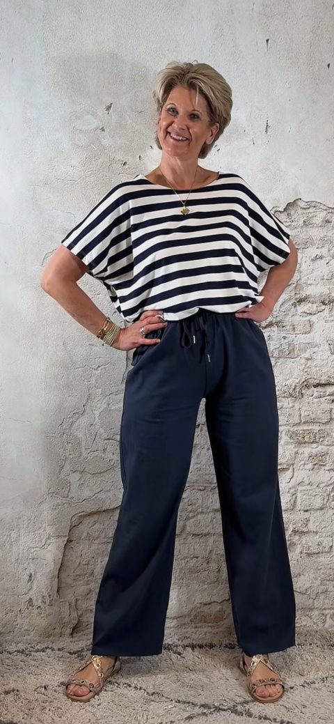 Shirt donkerblauw/ecru met ronde hals – voorkant