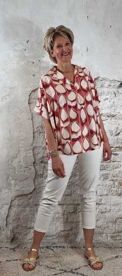 Blouse gecombineerd met lichte jeans