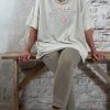 Nancy zit casual met het shirt losjes vallend – zomerse en relaxte uitstraling.