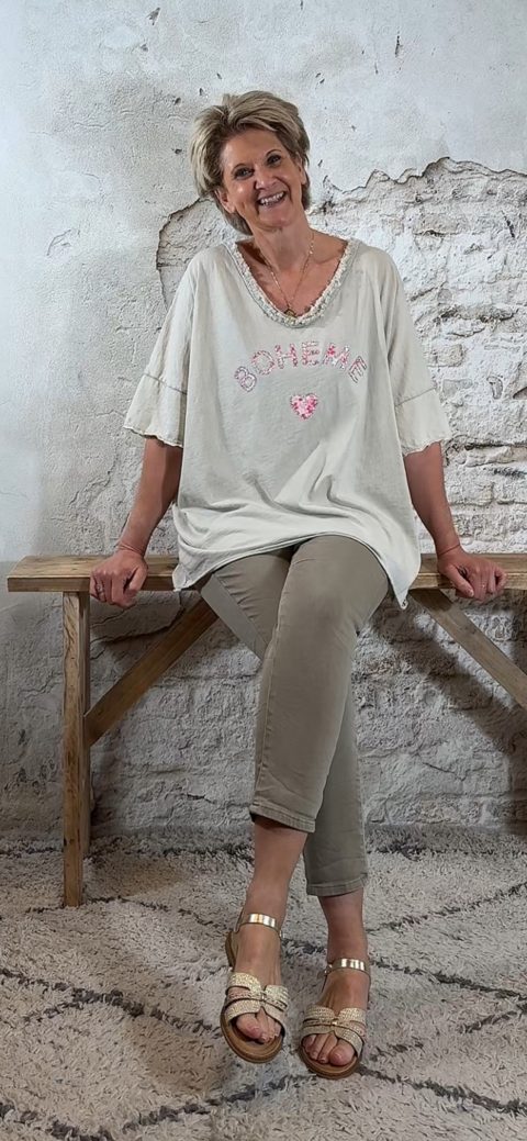 Nancy zit casual met het shirt losjes vallend – zomerse en relaxte uitstraling.